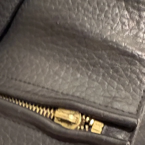 Elegant Black Leather Handbag - Picture 6 of 10